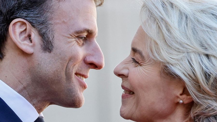 Photogallery French President Emmanuel Macron welcomes the President of the European Commission, Ursula von der Leyen, before a meeting at the Elysee Palace in Paris