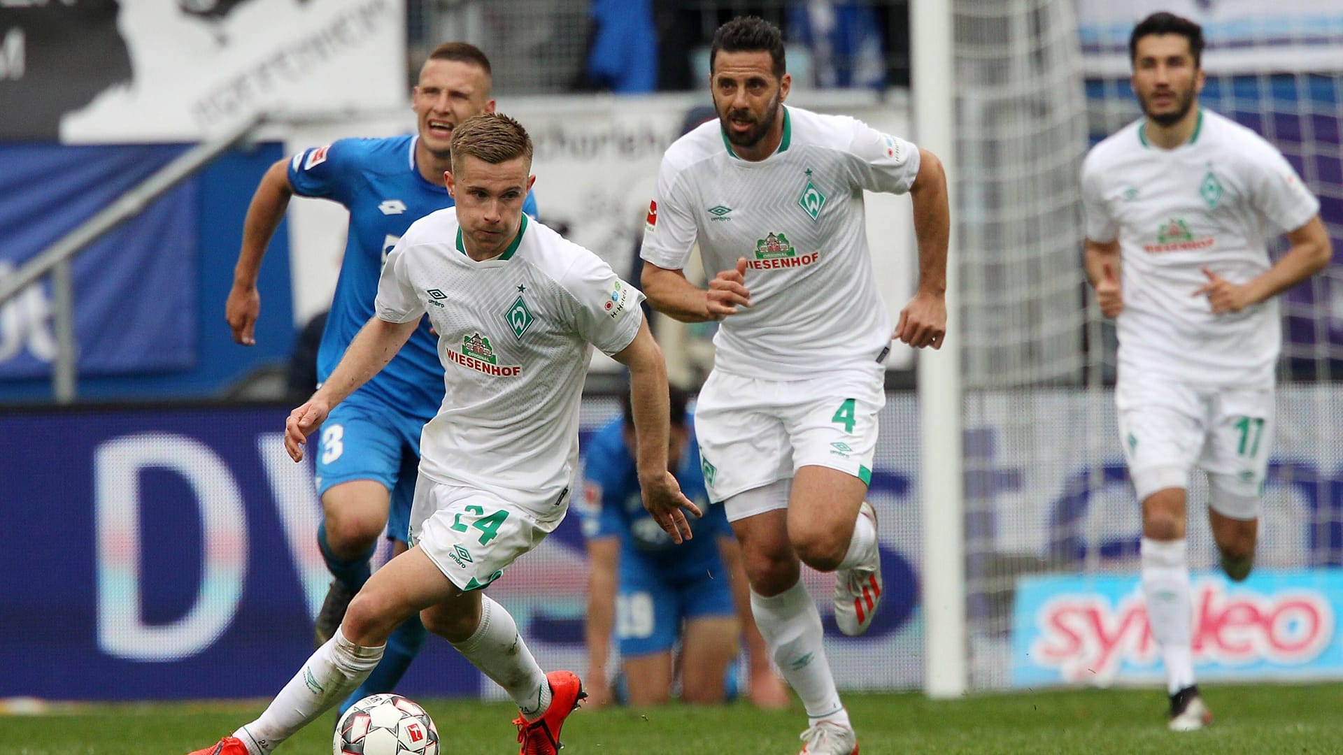 Johannes Eggestein (l.) on the ball (archive photo): The former Werder talent meets his childhood sweetheart with FC St. Pauli.