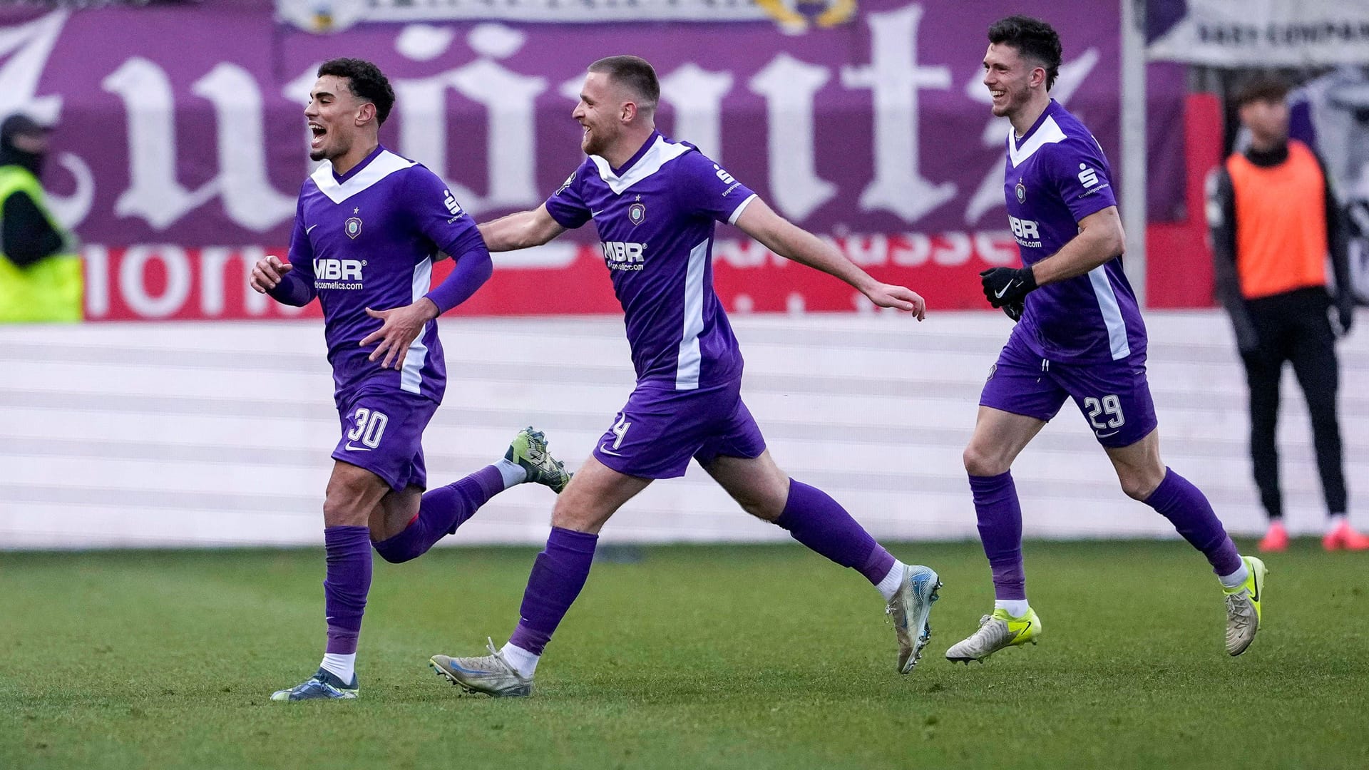 Aue's players celebrate a goal in Sandhausen: After three defeats in a row, the Saxons celebrated another victory.