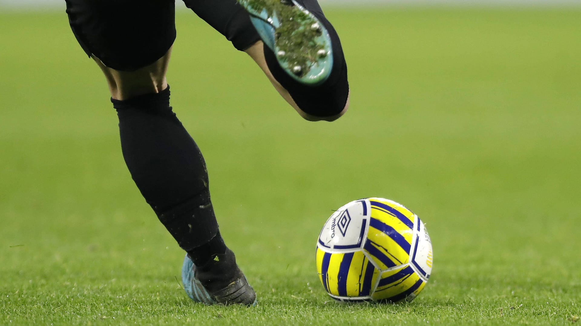 Footballer shoots football (symbolic image): A Spanish ex-player was arrested after a long escape.