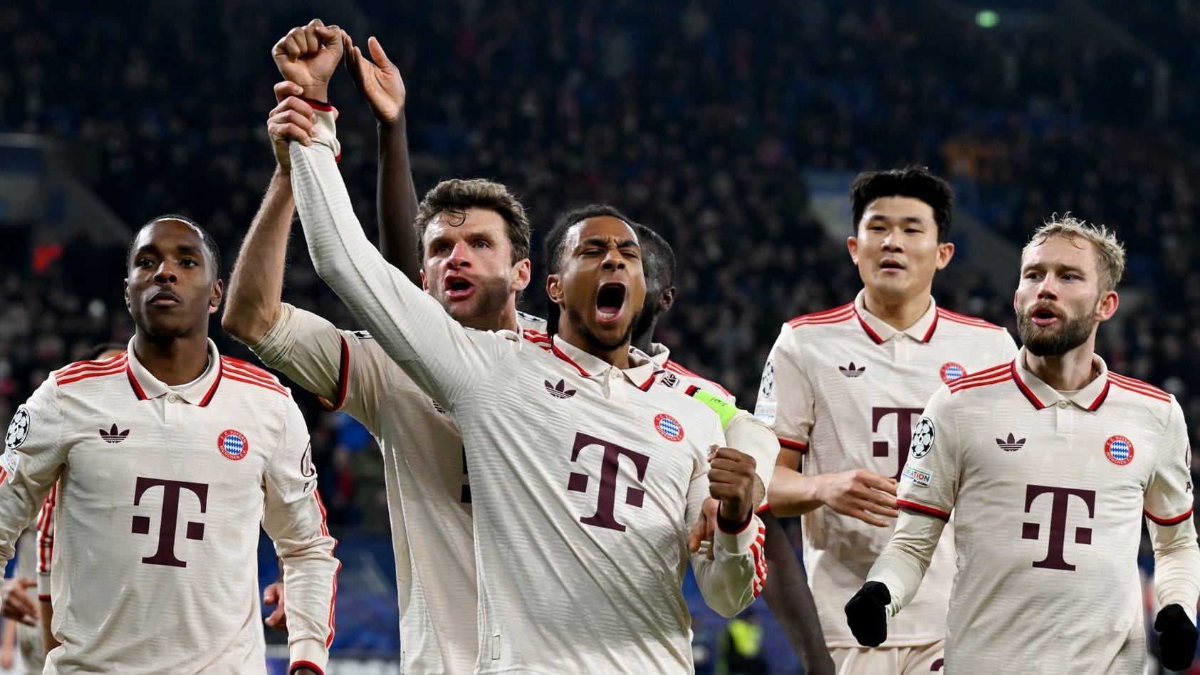 The Bayern players celebrate: the team won again.