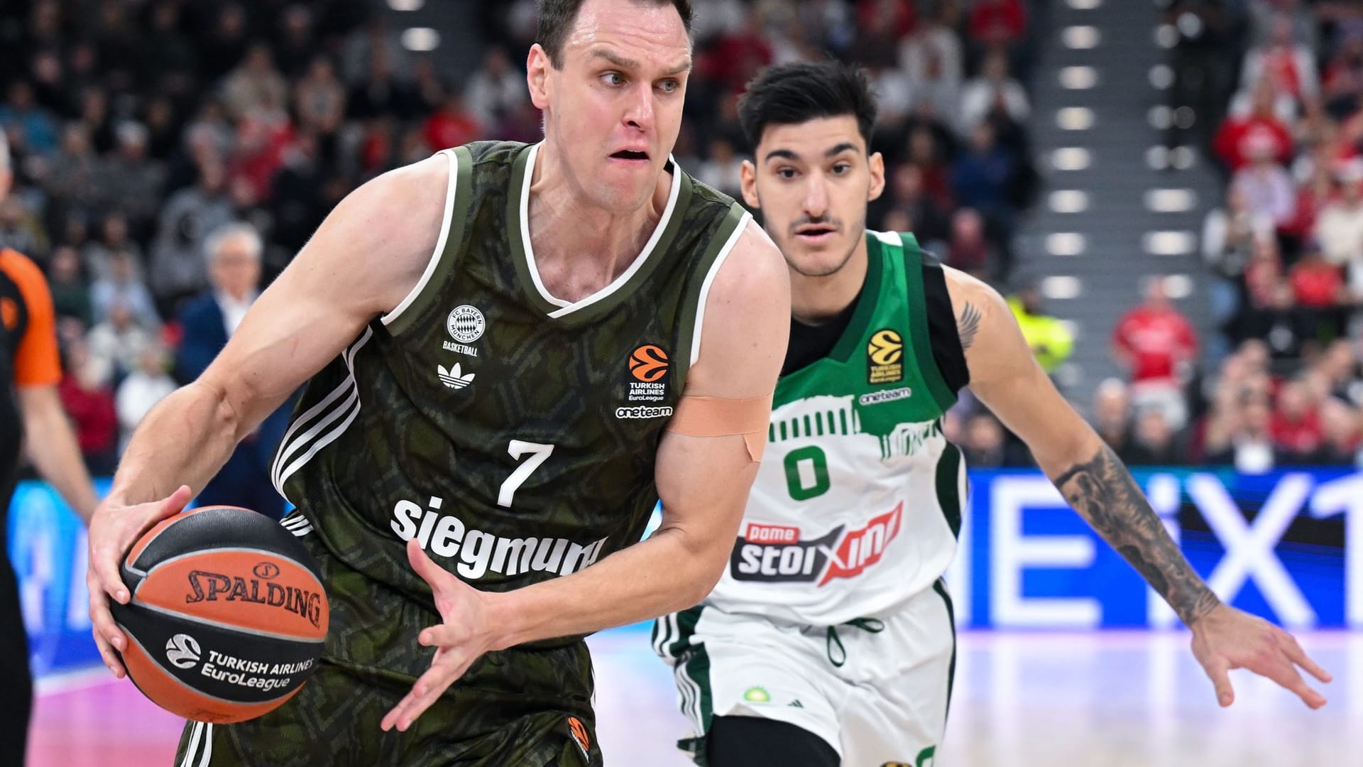 Johannes Voigtmann (l) from Munich and Panagiotis Kalaitzakis from Athens fight for the ball.