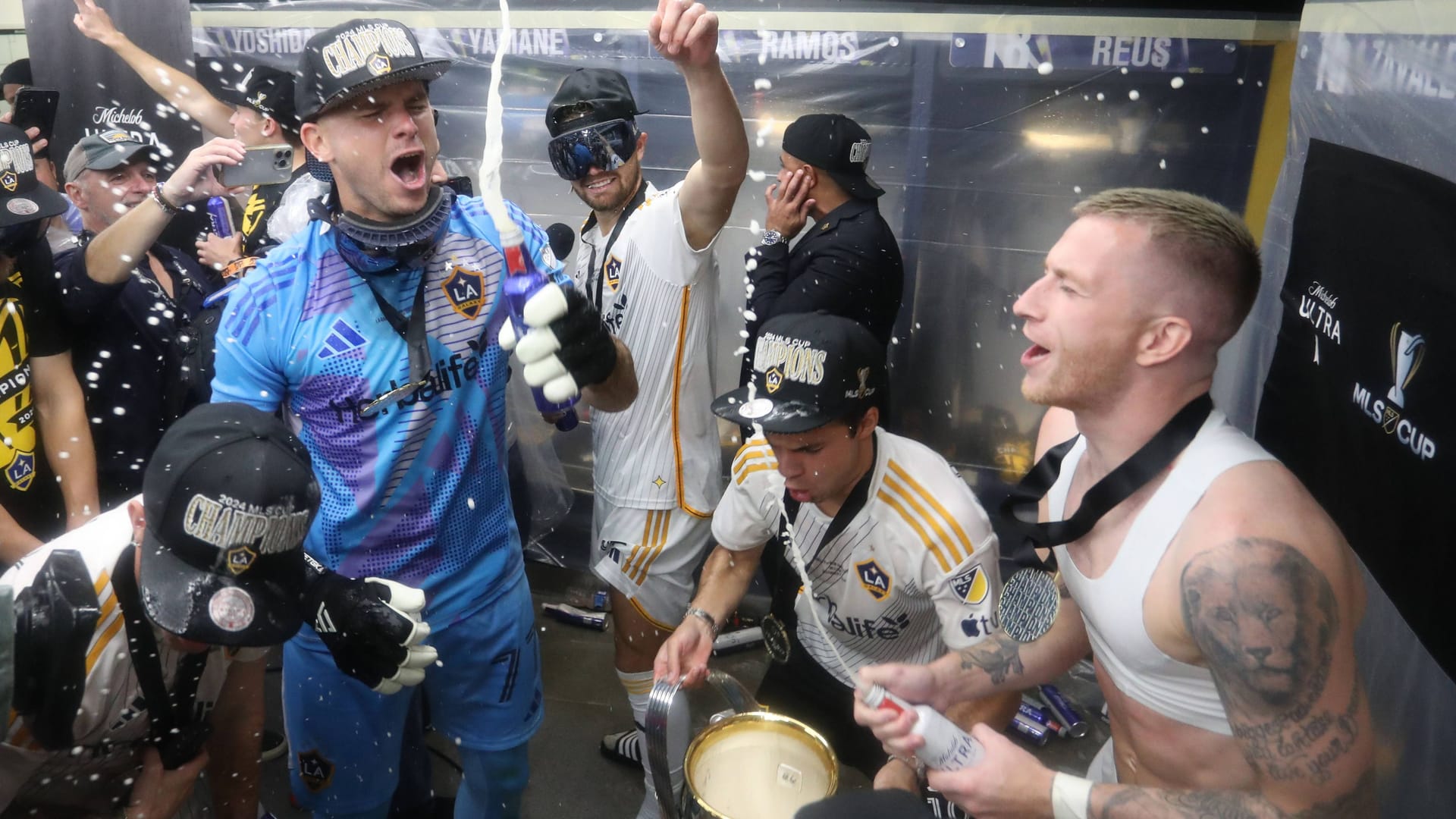 Marco Reus (right) celebrates exuberantly: He won his first championship title in the USA within a very short time.