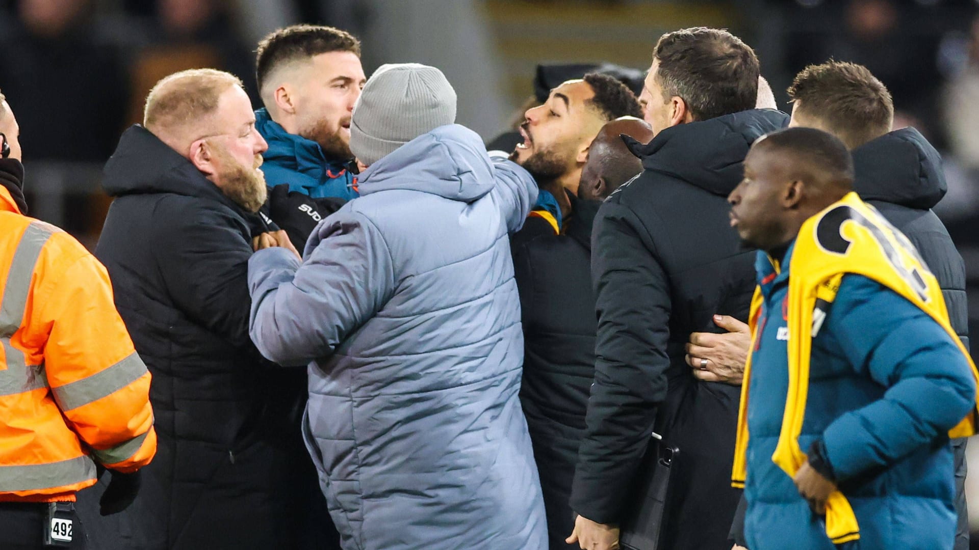 Matheus Cunha (center right) in the fray: The striker "Wolves" used to storm in Leipzig and Berlin.