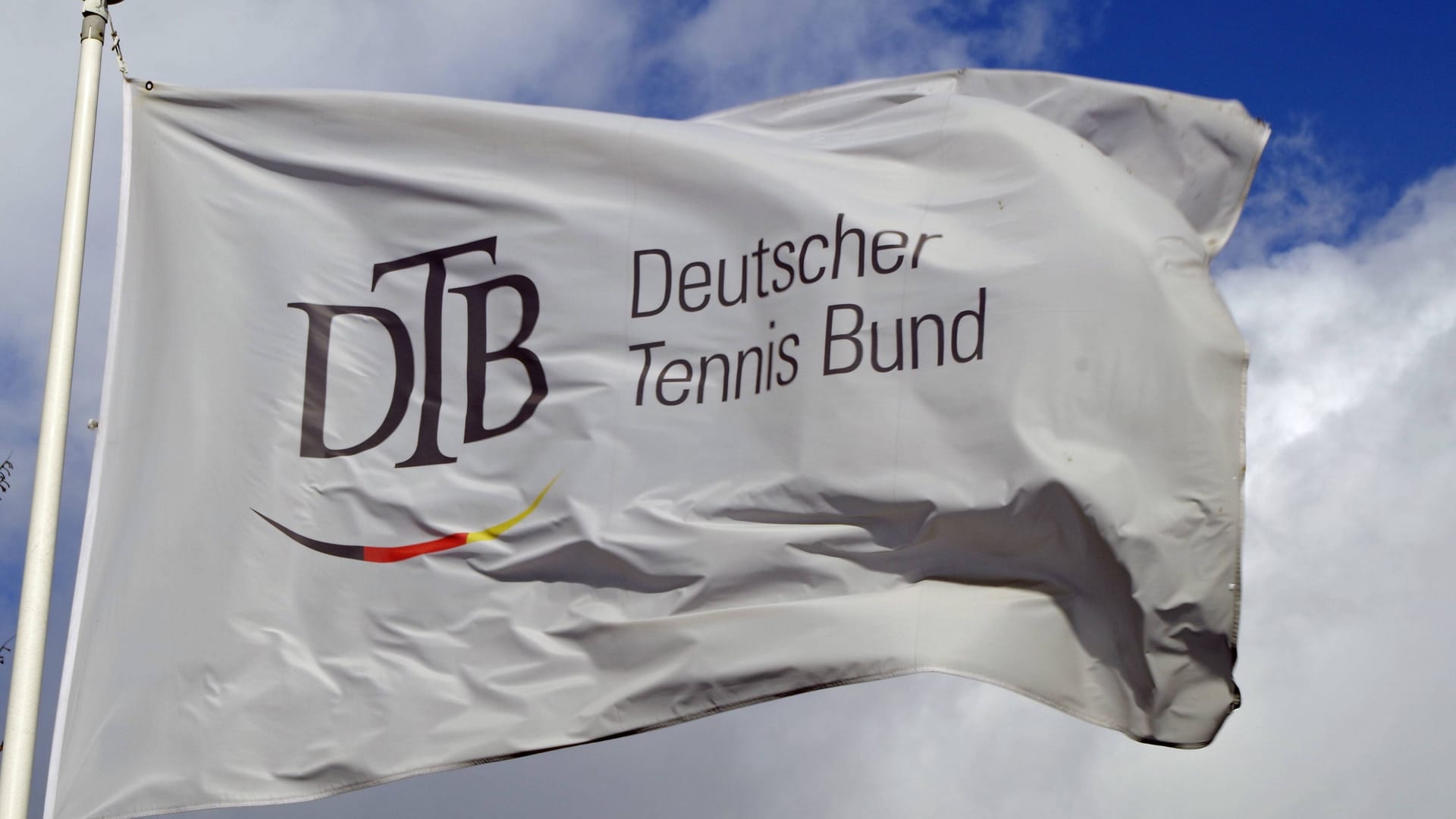 A flag with the DTB logo: Internal investigations at the German sports association have led to one result.