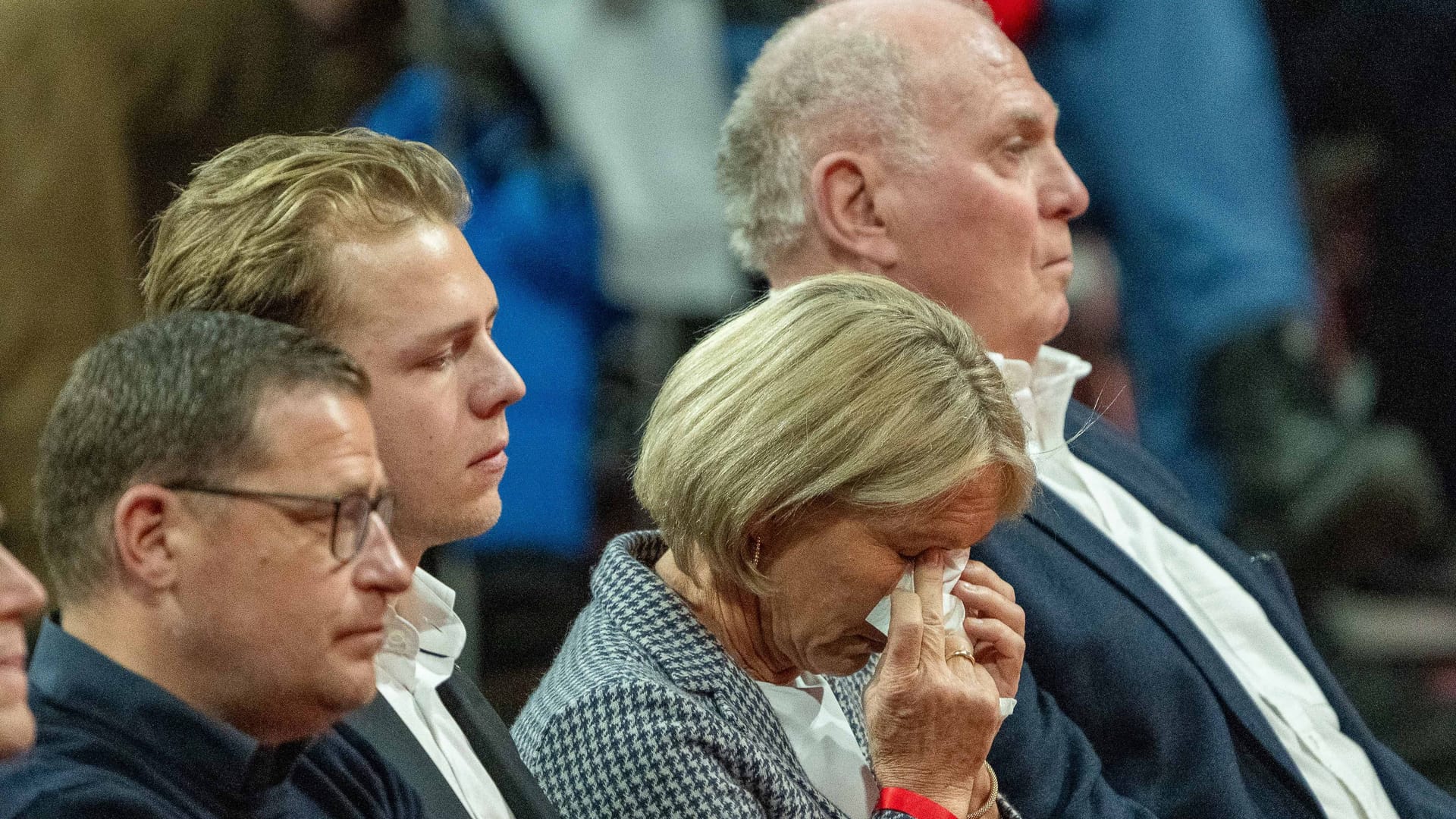 Max Eberl, Joel Beckenbauer, widow Heidi Beckenbauer and Uli Hoeneß (from left to right): They sat in the front row at the FC Bayern general meeting.