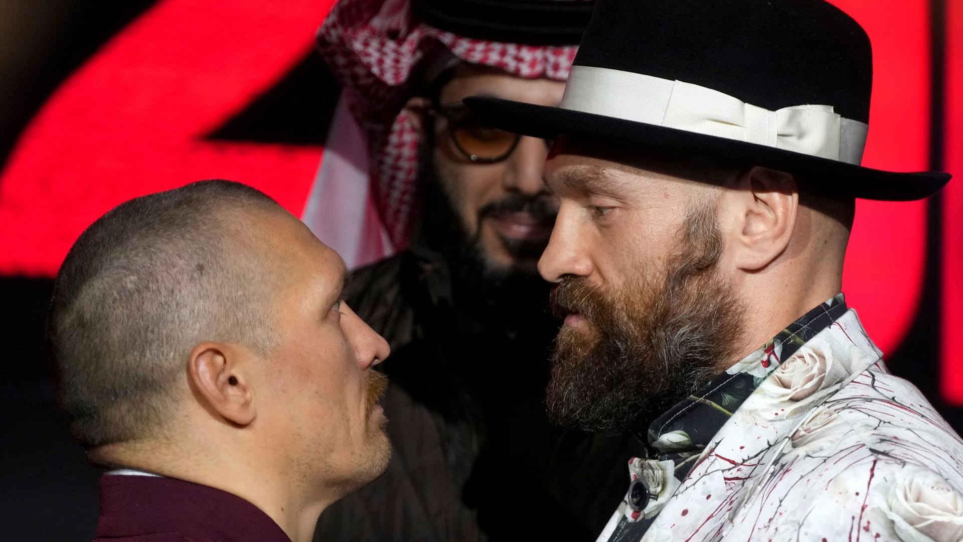 Tyson Fury (r.) and Alexander Usyk face each other during a press conference: Both will be in the ring on Saturday.