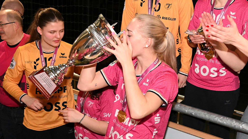 Größter Erfolg: Rebecca Rott gönnt sich nach dem Pokalsieg im März einen Schluck aus der Trophäe