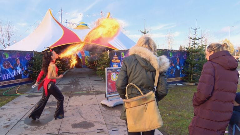 Fire breather Jessica welcomes the people to the circus (photo: Omroep Brabant).