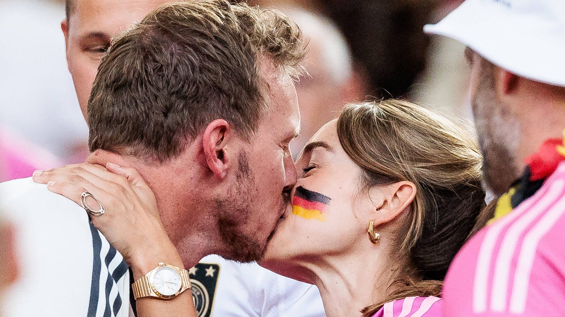 Julian Nagelsmann (l.) kisses his partner Lena Wurzenberger after Germany's game against Hungary: The photo spread extremely quickly on the Internet.