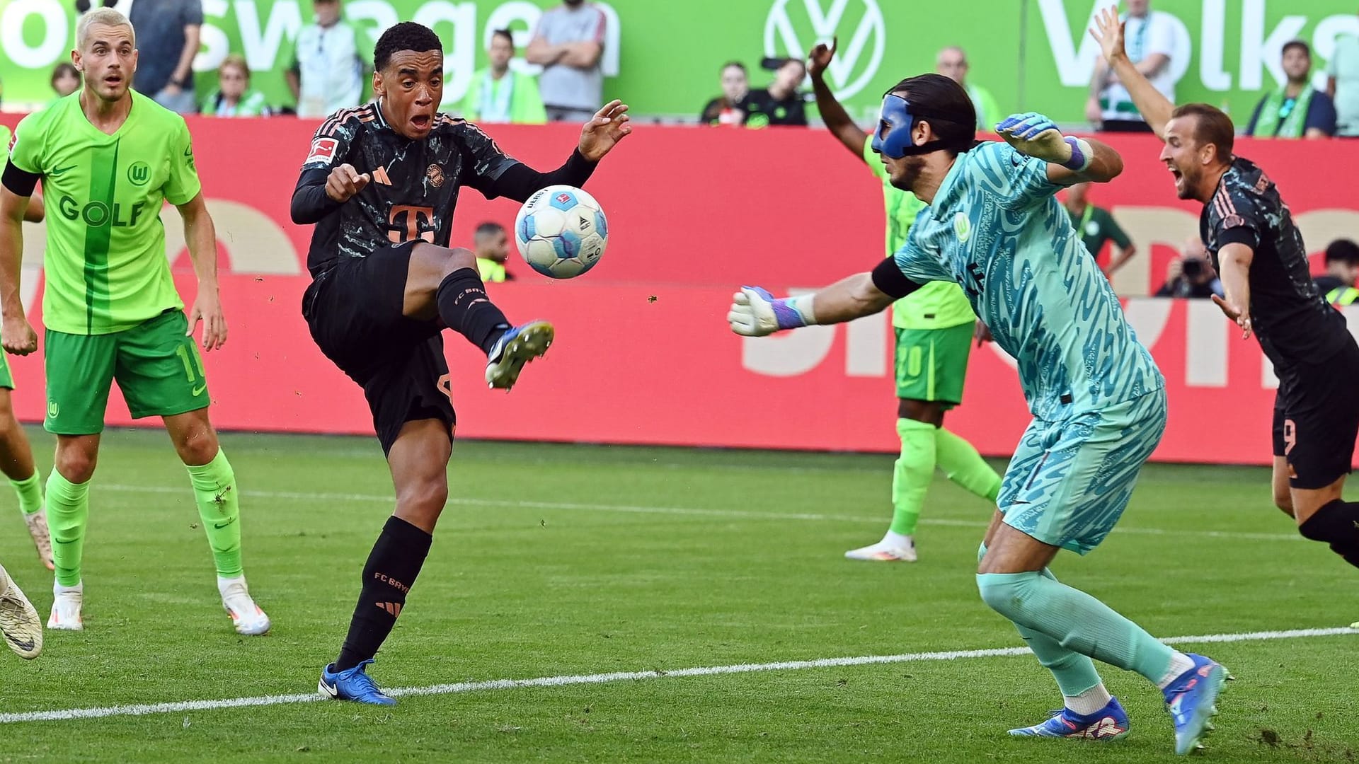 Jamal Musiala wants to overcome goalkeeper Kamil Grabara.
