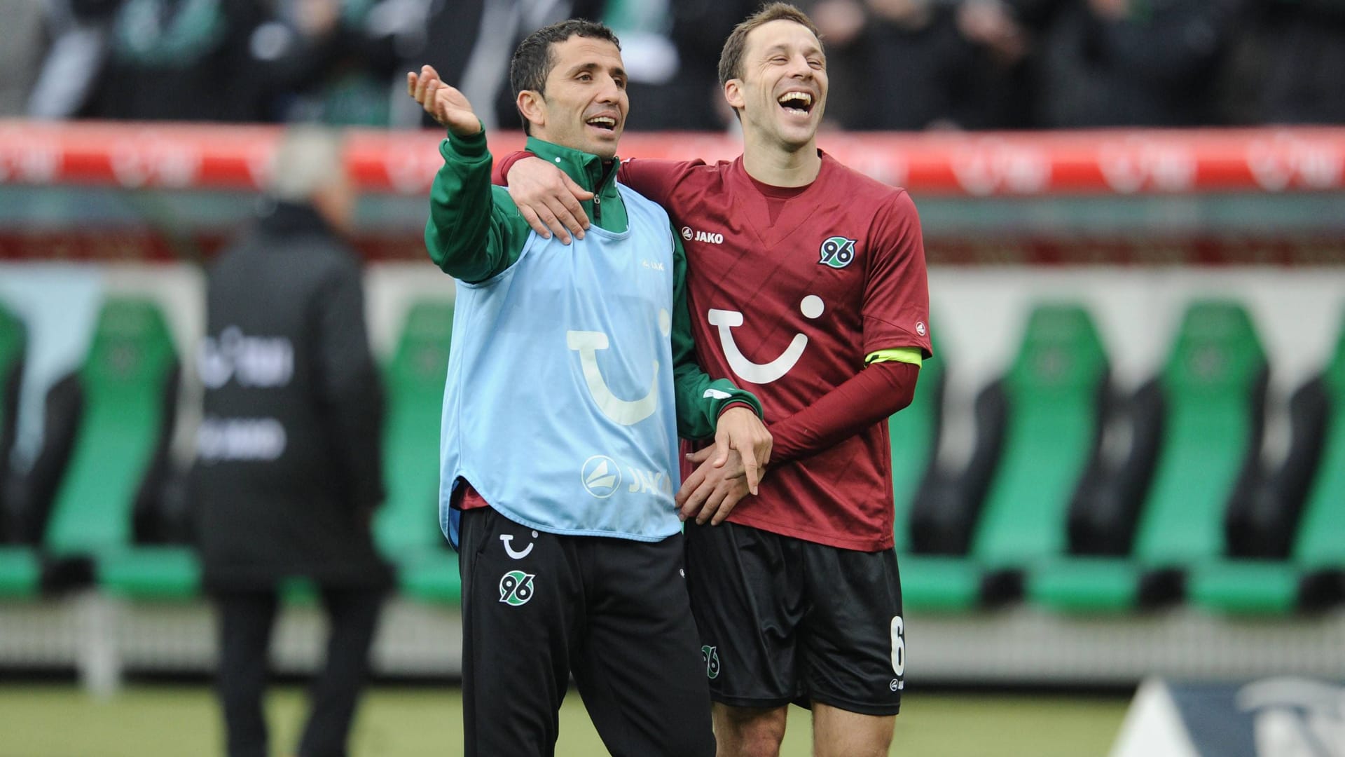 Altin Lala (l.) celebrates with Steven Cherundolo (archive photo): The American is open to working for Hannover 96 again.