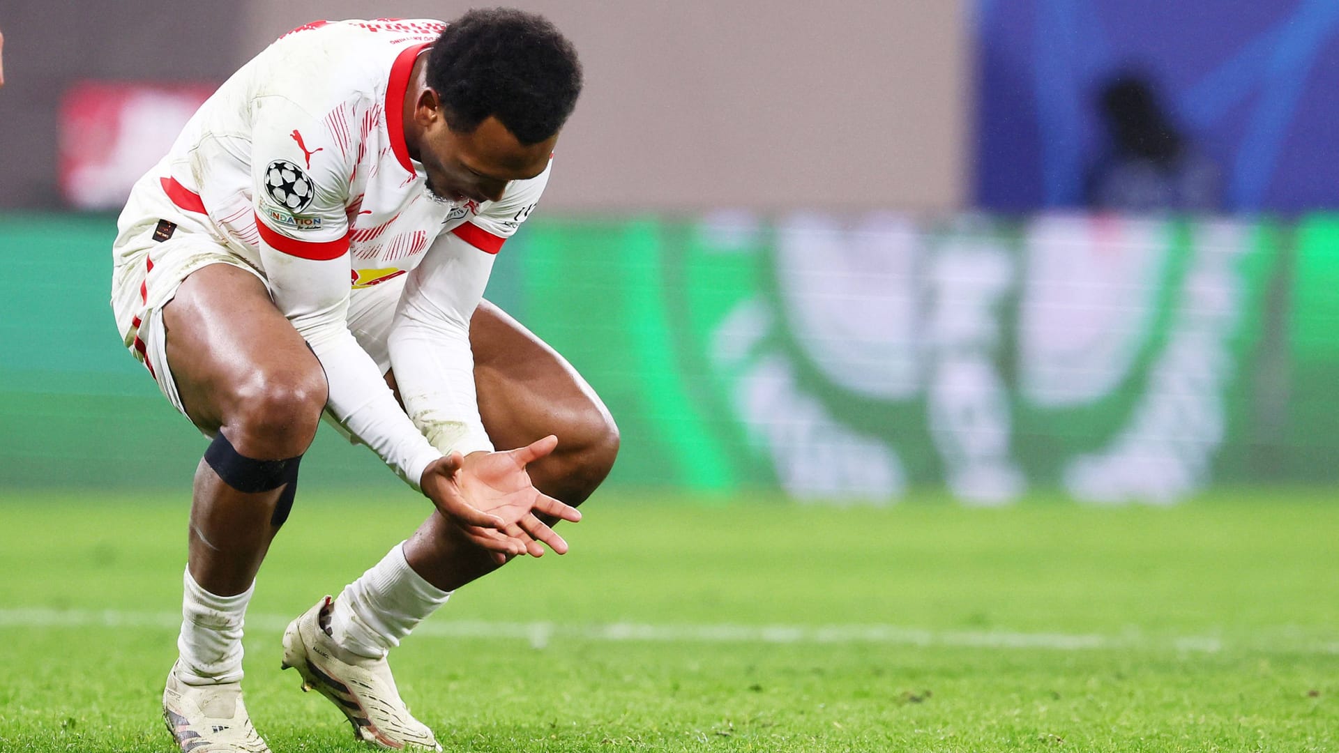 Loïs Openda disappointed: RB Leipzig has been eliminated from the Champions League. Loïs Openda disappointed: RB Leipzig has been eliminated from the Champions League.