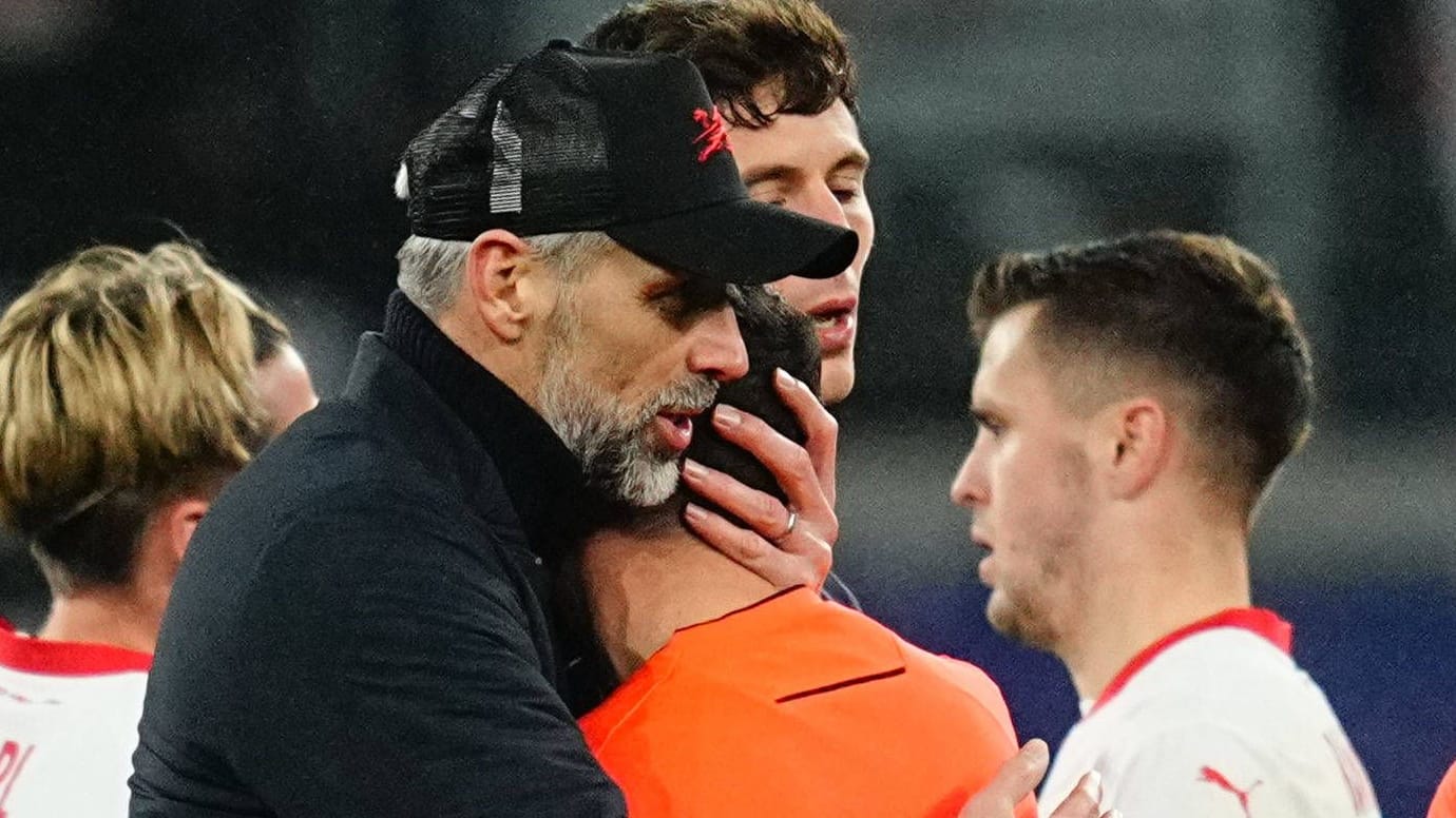 Marco Rose (l.) and the linesman: Leipzig's coach was very attentive, despite his own defeat.