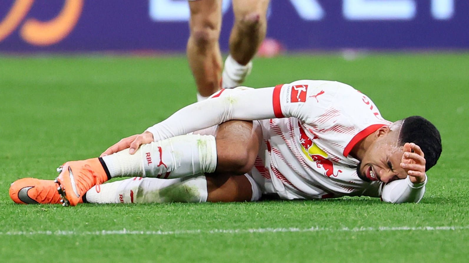 Benjamin Henrichs on the ground: The season is probably over for him. Benjamin Henrichs on the ground: The season is probably over for him.