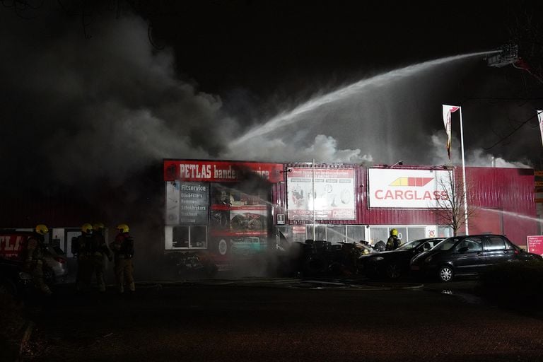 The fire is being fought with an aerial work platform. Photo: Jeroen Stuve / SQ Vision