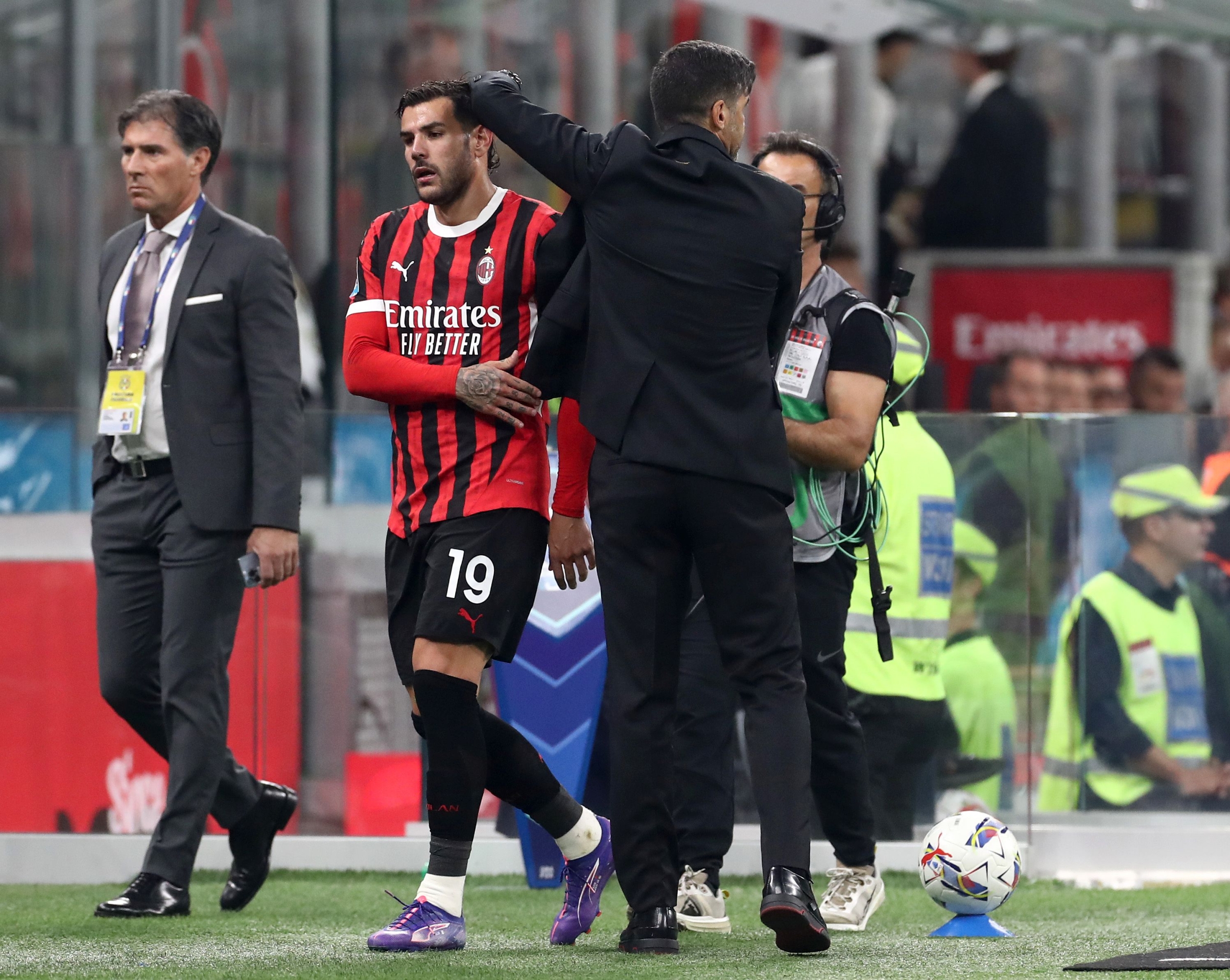 MILAN, ITALY - SEPTEMBER 27: Theo Hernandez of AC Milan interacts with Paulo Fonseca, Head Coach of AC Milan, after he is substituted during the Serie A match between AC Milan and Lecce at Stadio Giuseppe Meazza on September 27, 2024 in Milan, Italy . (Photo by Marco Luzzani/Getty Images)