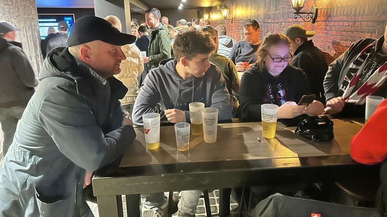 Perry, Milan and Tamara are having fun in a French pub (photo: Yannick Wezenbeek). 