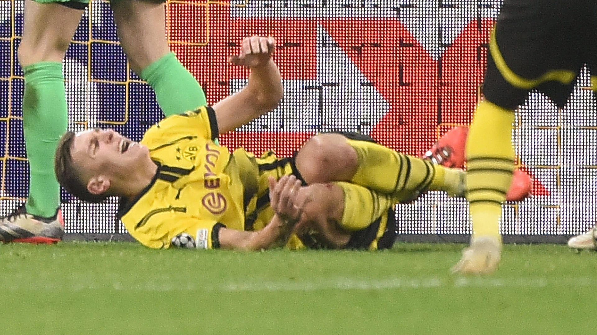 Nico Schlotterbeck on the ground: The BVB defender accidentally twisted his ankle in the final phase of the game against FC Barcelona.