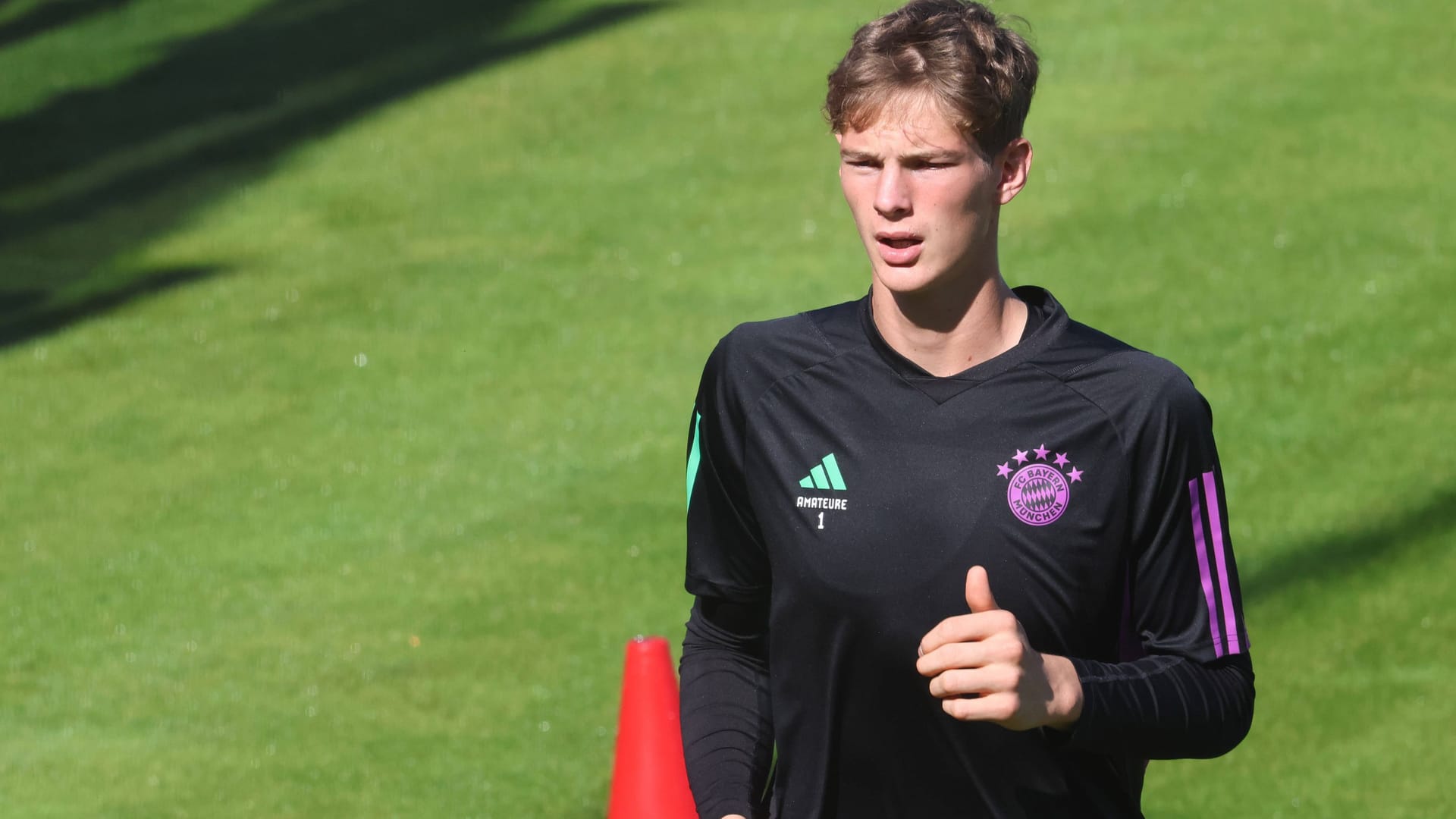 Tom Ritzy Hülsmann in training at FC Bayern: The young keeper is more than two meters tall.