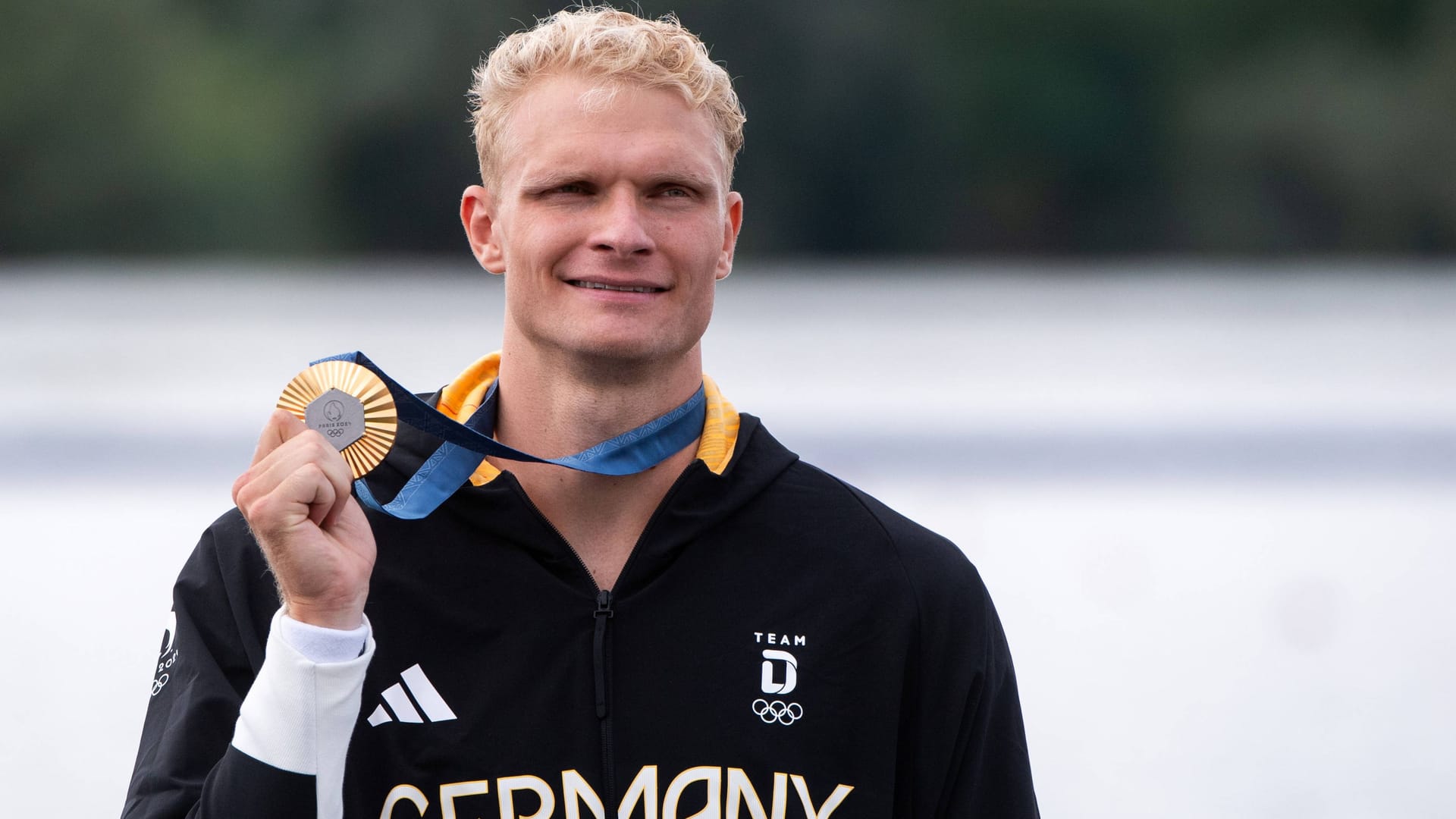 Oliver Zeidler with his gold medal in Paris: It shouldn't be the rower's last award.