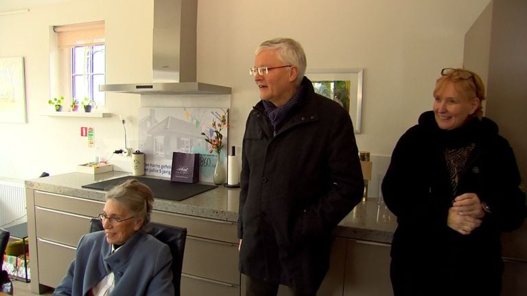 Mayor Theo Weterings also comes to take a look at the Almost Home House.