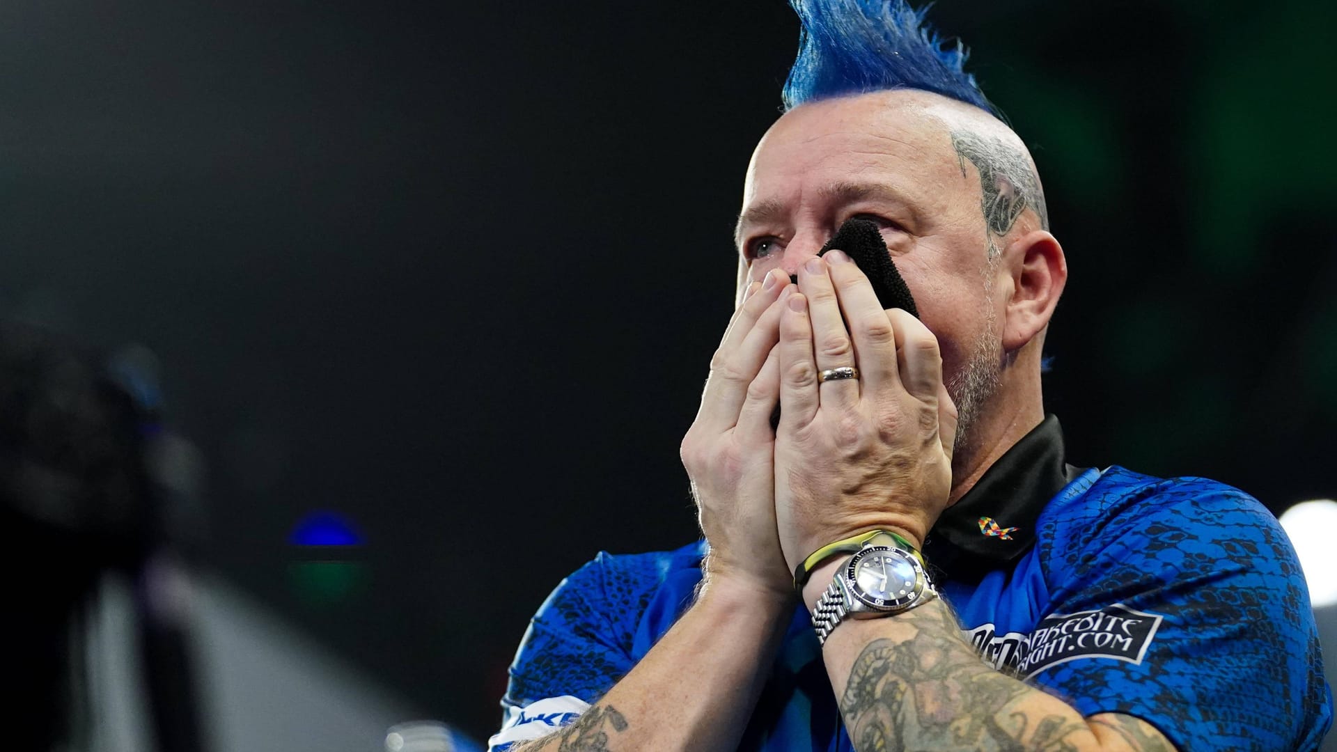 Peter Wright presses a towel over his mouth: the former world champion is not fit.