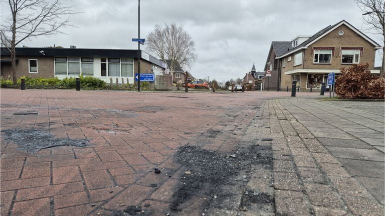 The scorch marks are clearly visible at the intersection in Veen, where cars are set on fire (photo: Niek de Bruijn)