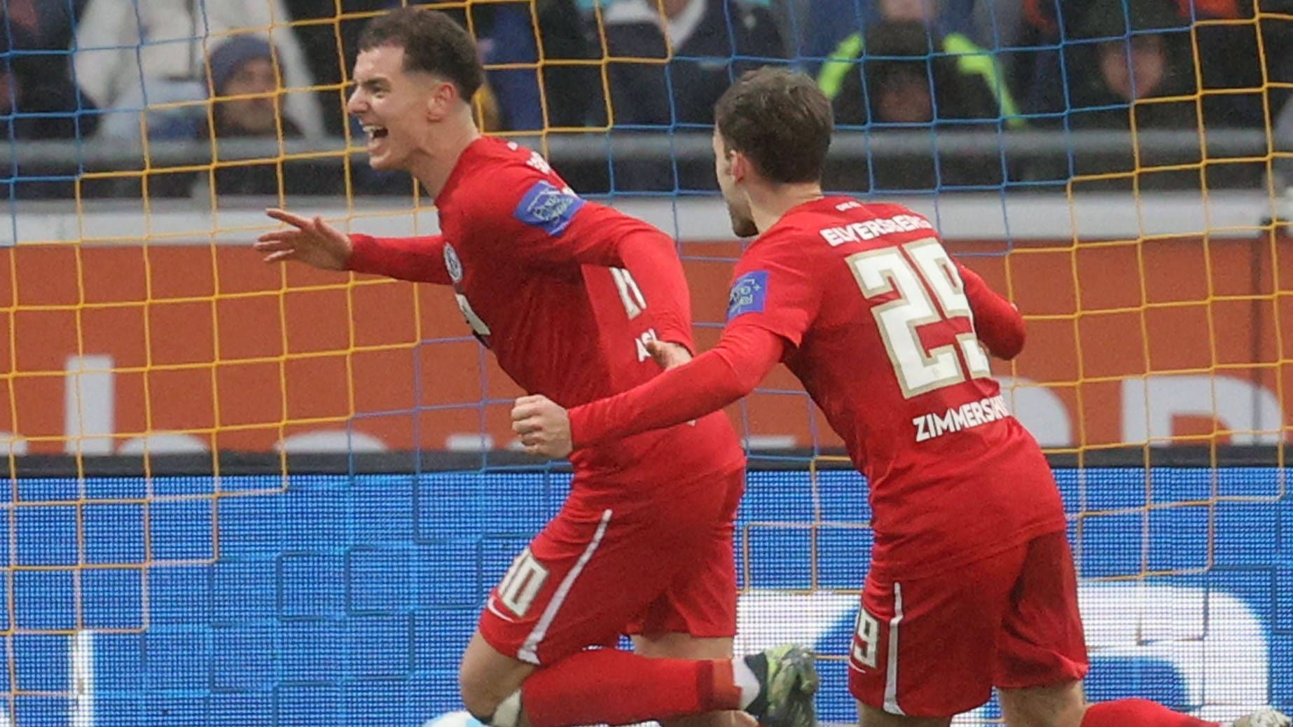 Fisnik Asllani (l.) celebrates his goal: Elversberger are at the top of the table. Fisnik Asllani (l.) celebrates his goal: Elversberger are at the top of the table.
