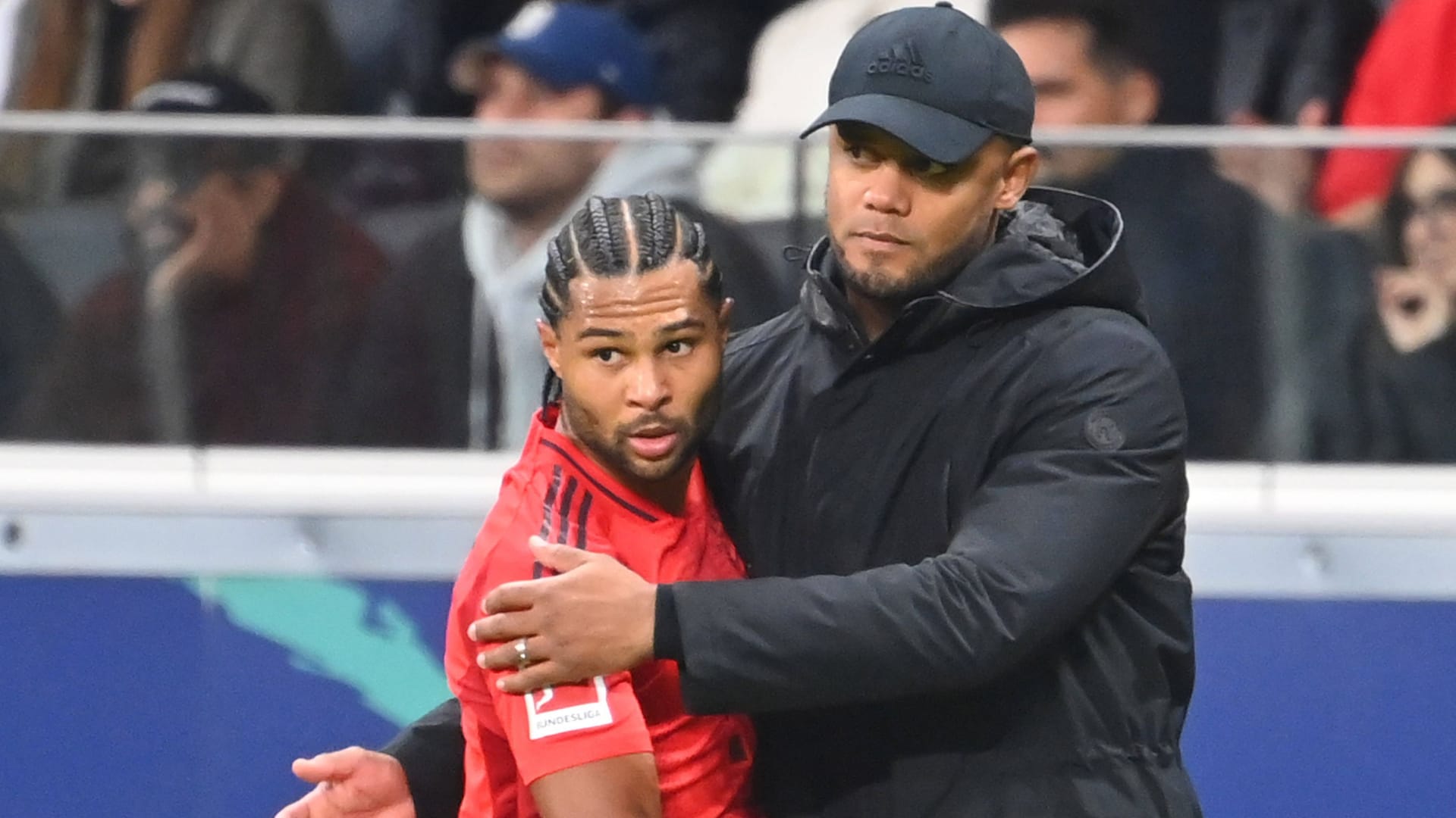 Serge Gnabry (l.) next to coach Vincent Kompany.