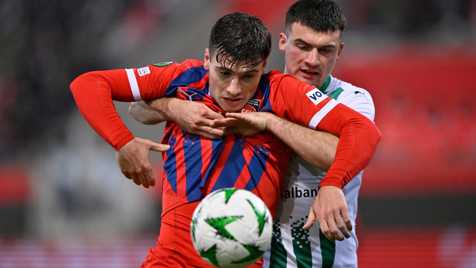 Jozo Stanić (back) in a duel against Luca Kerber: A draw was not enough for Heidenheim to qualify for the round of 16.