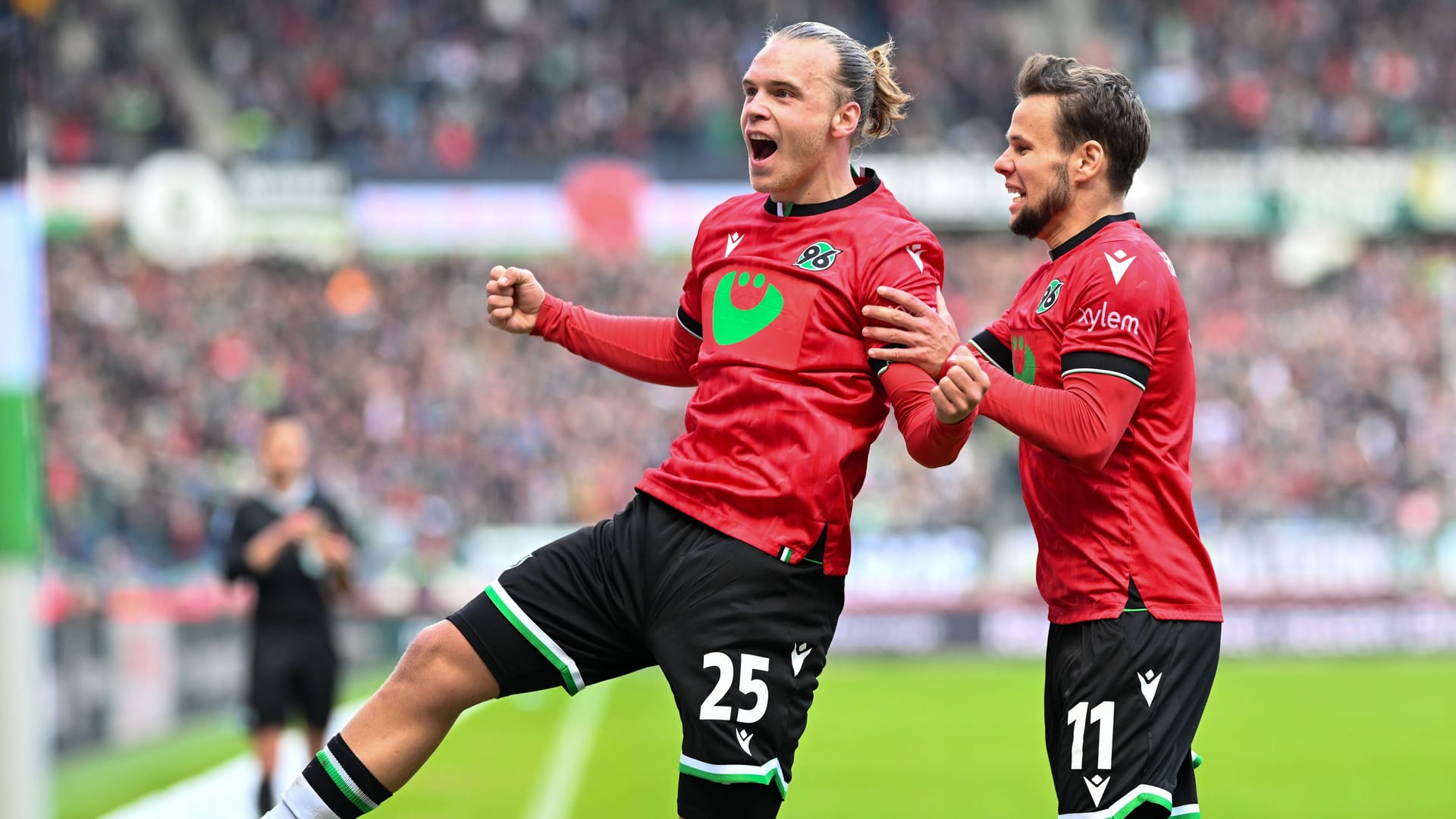 Lars Gindorf (l.) celebrates a goal with Louis Schaub (archive photo): The 23-year-old worked his way up from the regional league to the 96 professionals.