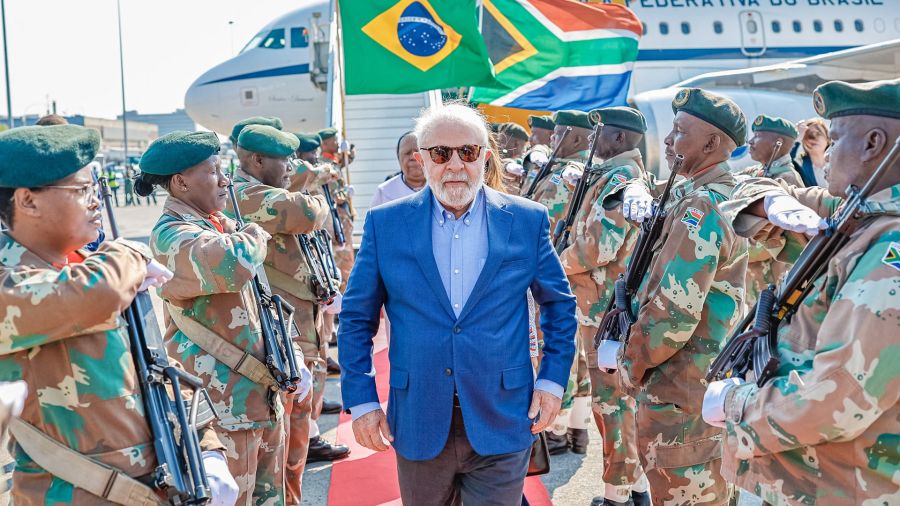 Photogallery This photograph shows soldiers of the South African National Defense Force (SANDF) performing a guard of honor when the president of Brazil, Luiz Inacio Lula da Silva