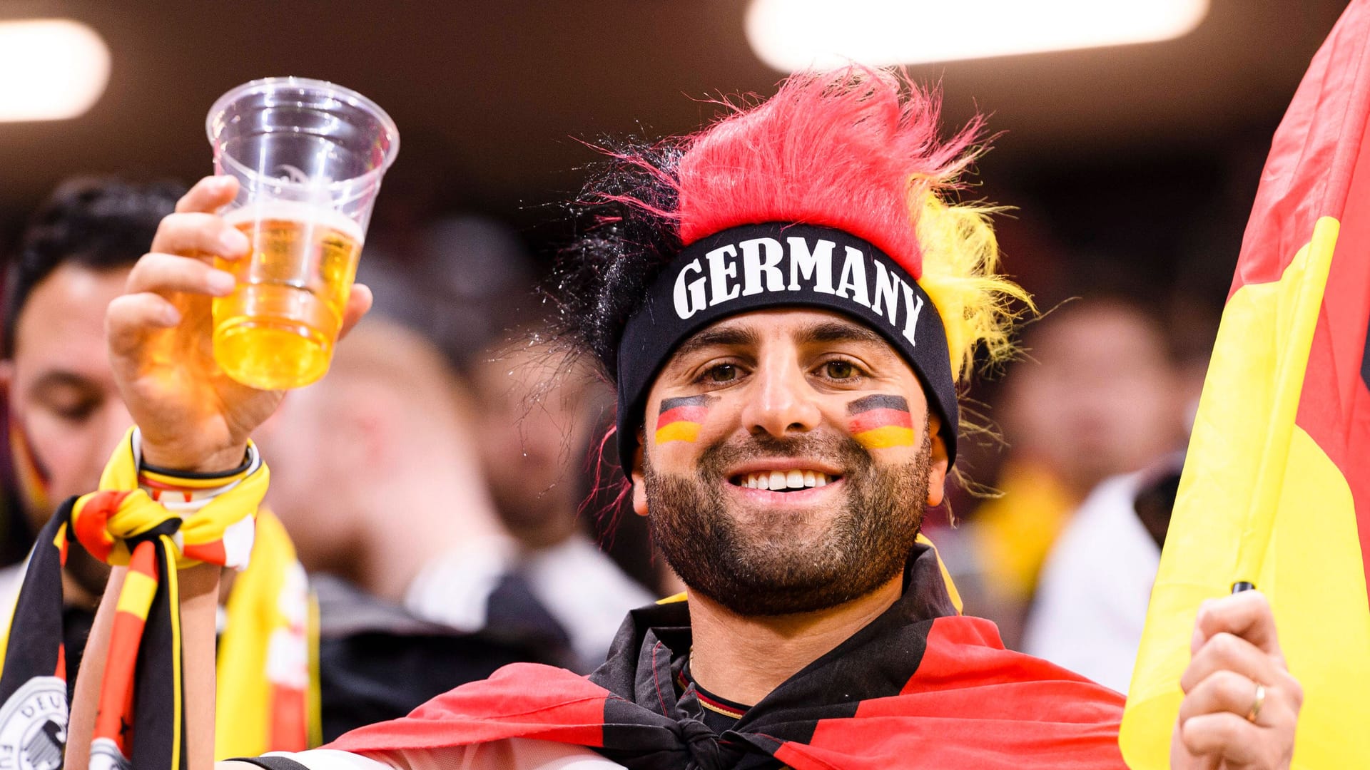 A German fan with a beer in his hand (symbolic image): There will be no such images in Saudi Arabia.