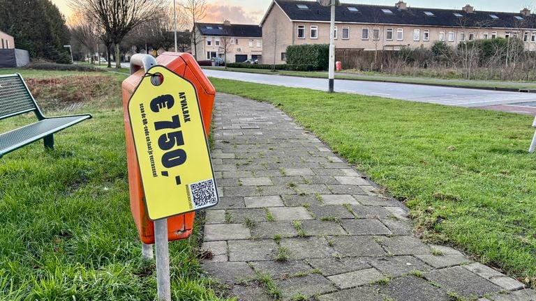 A waste bin with a price tag (photo: Erik Peeters).