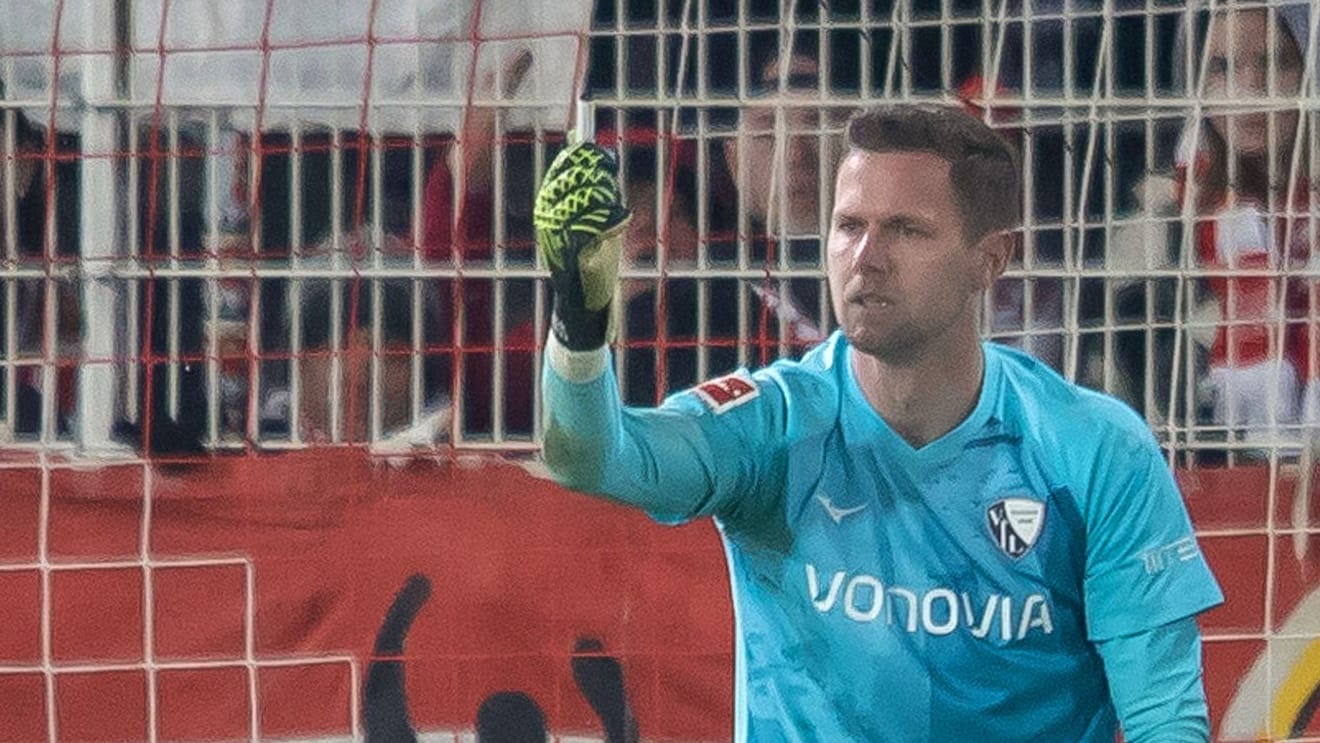 Patrick Drewes shows the lighter: the Bochum keeper was hit in the head.