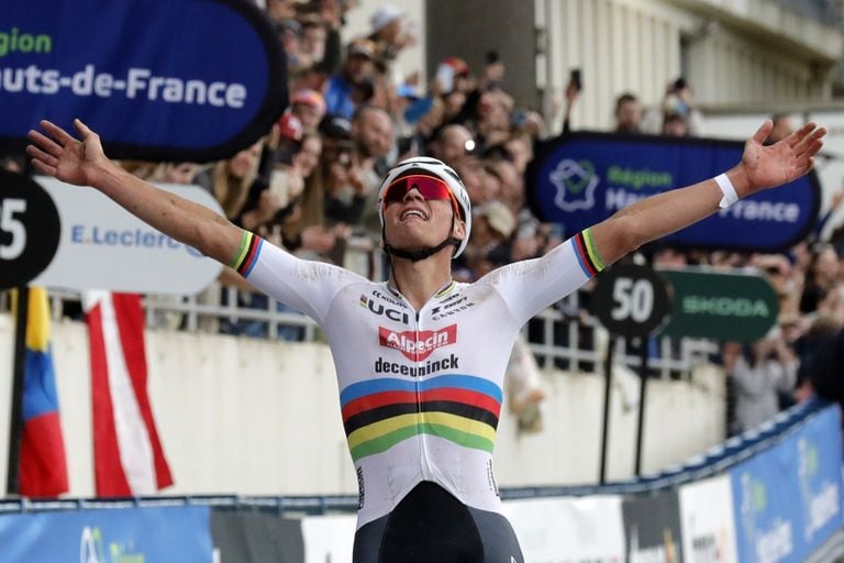 Mathieu van der Poel wins Paris-Roubaix. (photo: ANP)