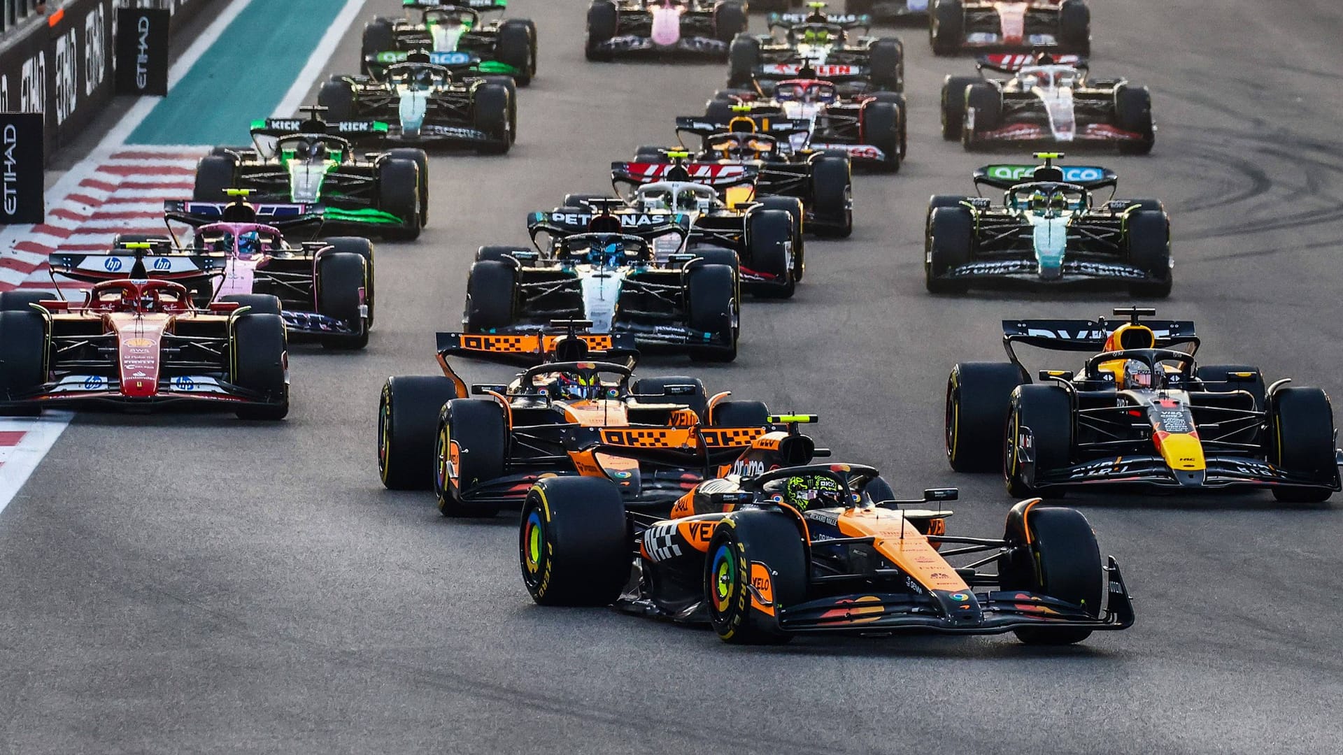 Scene at the start in Abu Dhabi: Lando Norris (front) pulls away from the competition.