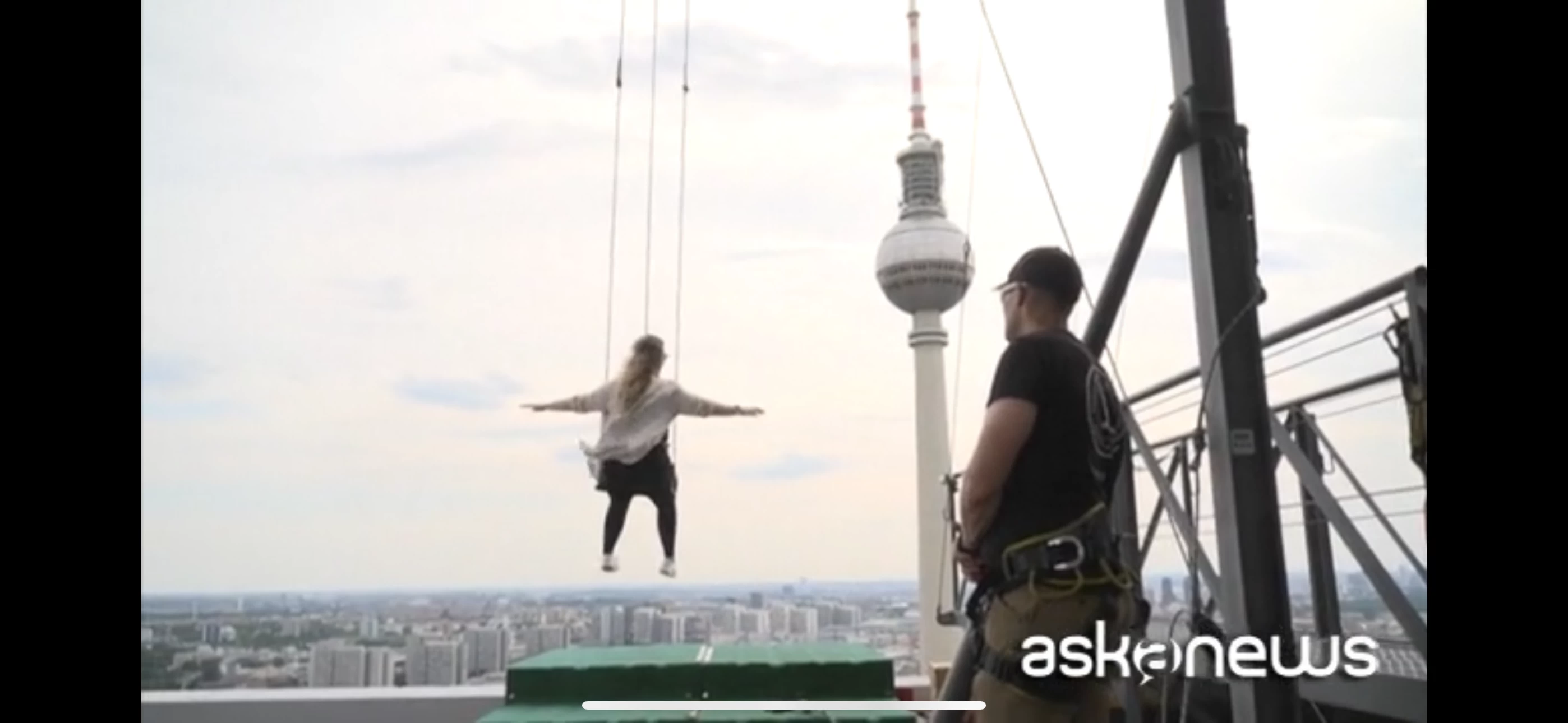 The swing in the void at a height of 120 meters is a new attraction in Berlin