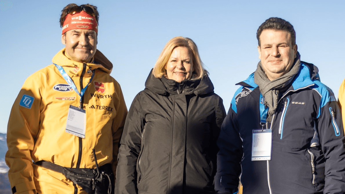 Group photo with sports director: Nancy Faeser (m.) and Hubertus Heil (r.) posed in Oberstdorf with Horst Hüttel, who is responsible for ski jumping and Nordic combined at the German Ski Association.