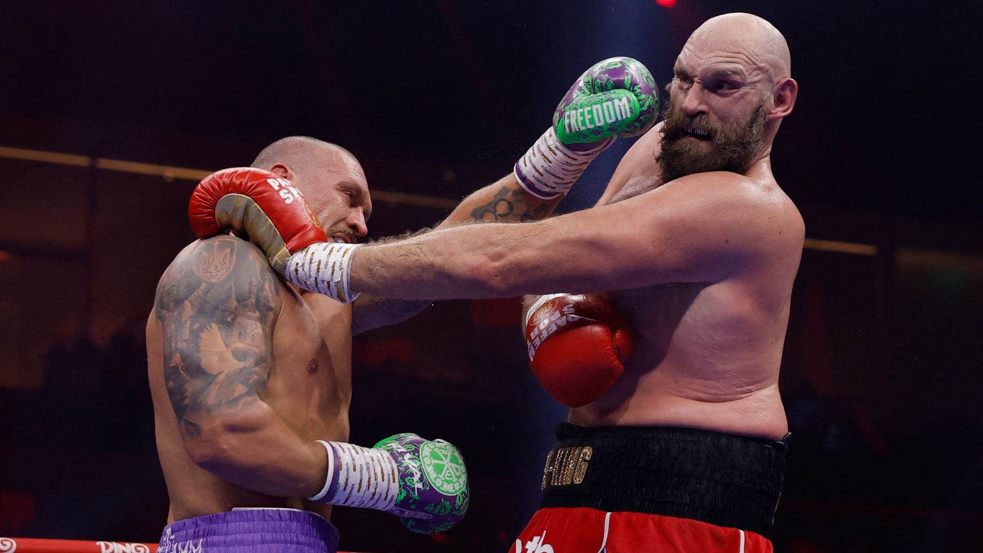 Alexander Usyk (l.) in the fight against Tyson Fury: The picture on DAZN caused problems worldwide.
