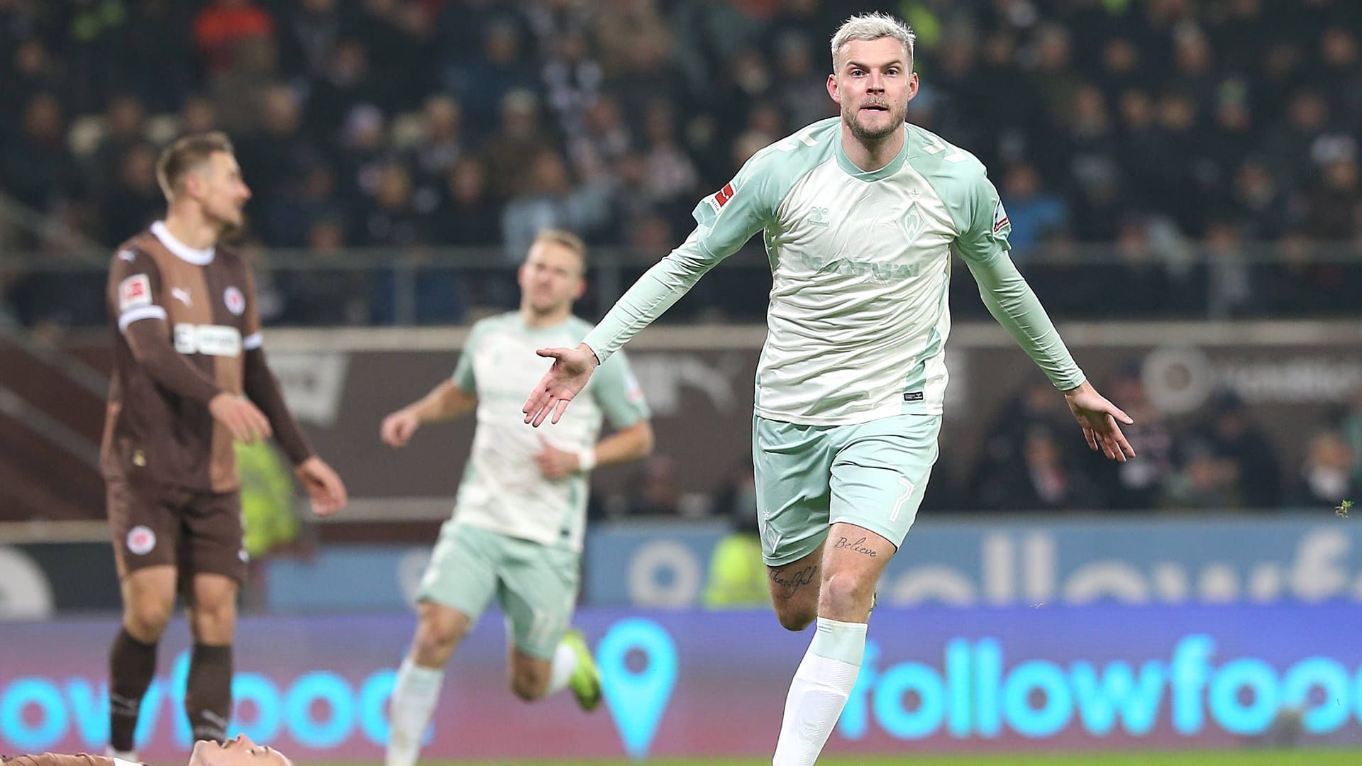 Marvin Ducksch (r.) celebrates his goal: Werder scored important points at FC St. Pauli.