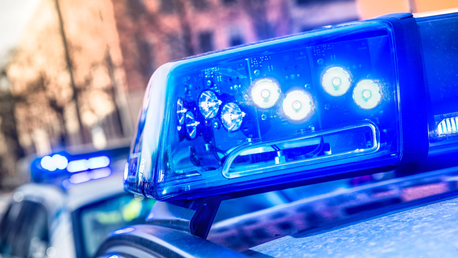 Blue lights on a patrol car (symbolic image): In Nuremberg, officers were called to a school after the sounds of gunshots.