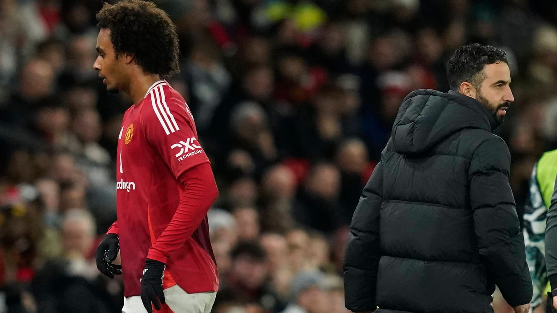 Joshua Zirkzee (l.) after being substituted: The striker is currently experiencing difficult days at Manchester United.