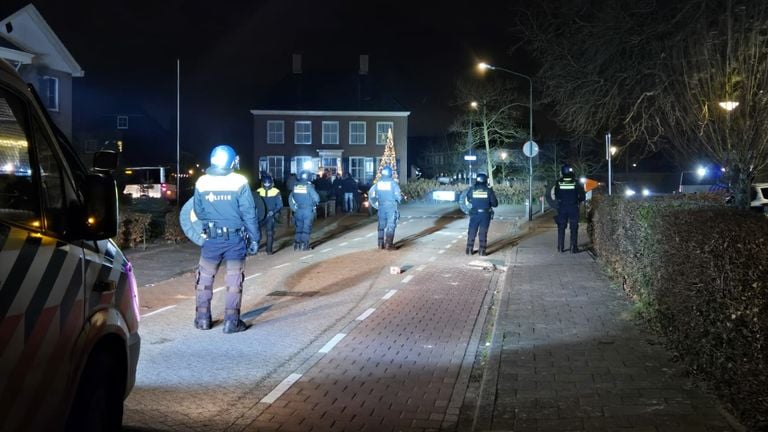 The riot police secured the infamous intersection in Veen (photo: SQ Vision).