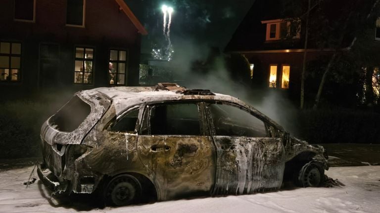 One of the eight burnt out cars in Veen (photo: SQ Vision)