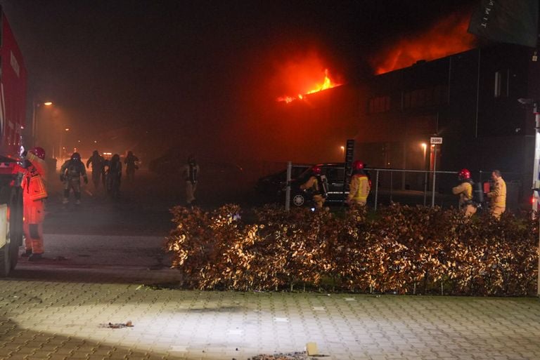 The flames soon shot out of the roof (photo: Harrie Grijseels/SQ Vision).