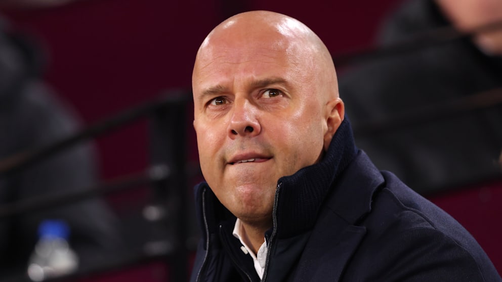 Trainer Arne Slot (46) hat Liverpool einige Baustellen: Auch die Verträge von Virgil van Dijk (33) und Mohamed Salah (32) laufen in wenigen Monaten aus