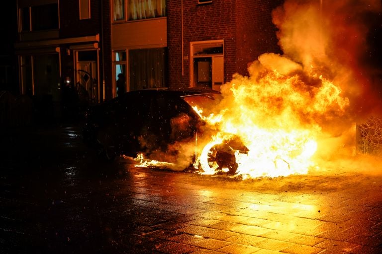 Car on fire in Tilburg (photo: Jack Brekelmans / SQ Vision). 