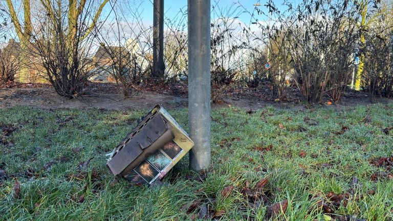 There are some stray fireworks pots in the middle of the roundabout (photo: Sven de Laet).